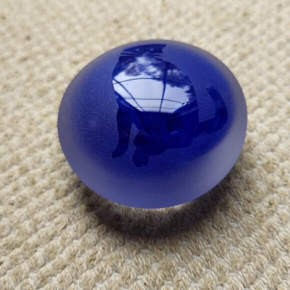 Janette Kennedy Blue Frosted Glass Cat Figure Silhouette JK Signed Paperweight - Picture 5 of 5